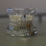Ładne zdrowe zęby także efektowny prześliczny uśmieszek to powód do zadowolenia.